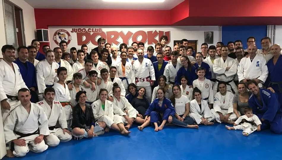 De Manueles, en el centro junto a Andrea Rodríguez (con medalla), durante el homenaje que le realizaron sus compañeros.