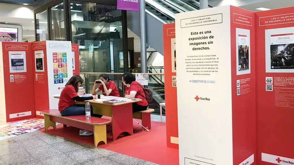 Stand publicitario de Cruz Roja