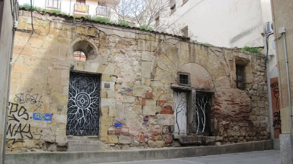 Fachada del colegio de Pan y Carbón.