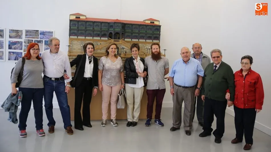 Miembros de la Asociación con una de las esculturas / Foto: Alberto Martín.