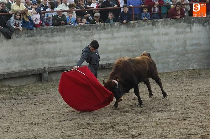 Un alumno de la escuela de Tauromaquia en las fiestas de Carpio de Azaba/Foto:Adrián Martín