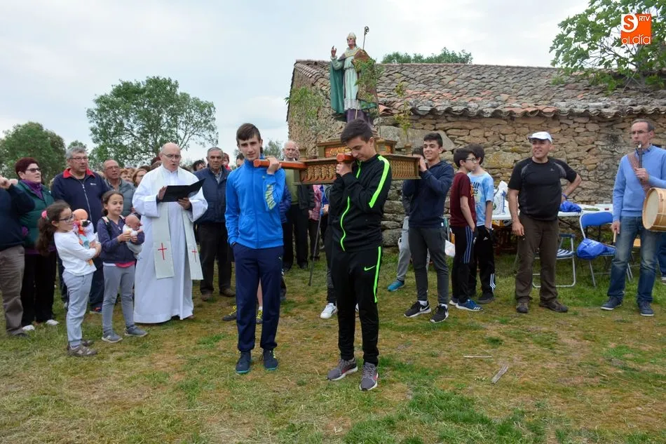 Un grupo de adolescentes llevó la imagen del santo en procesión alrededor de la ermita / E. Corredera
