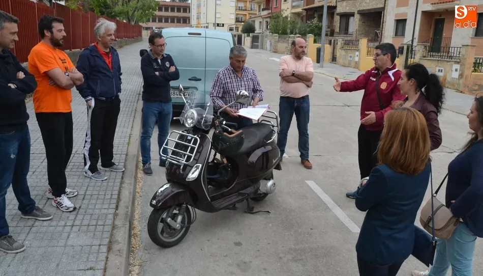 Los futuros vecinos del mercadillo recogen firmas contra su instalación en el Paseo de Carmelitas  