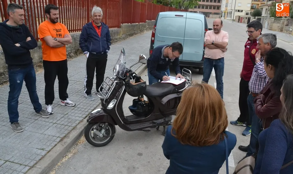 Foto 4 - Los futuros vecinos del mercadillo recogen firmas contra su instalaci&oacute;n en el Paseo de Carmelitas  