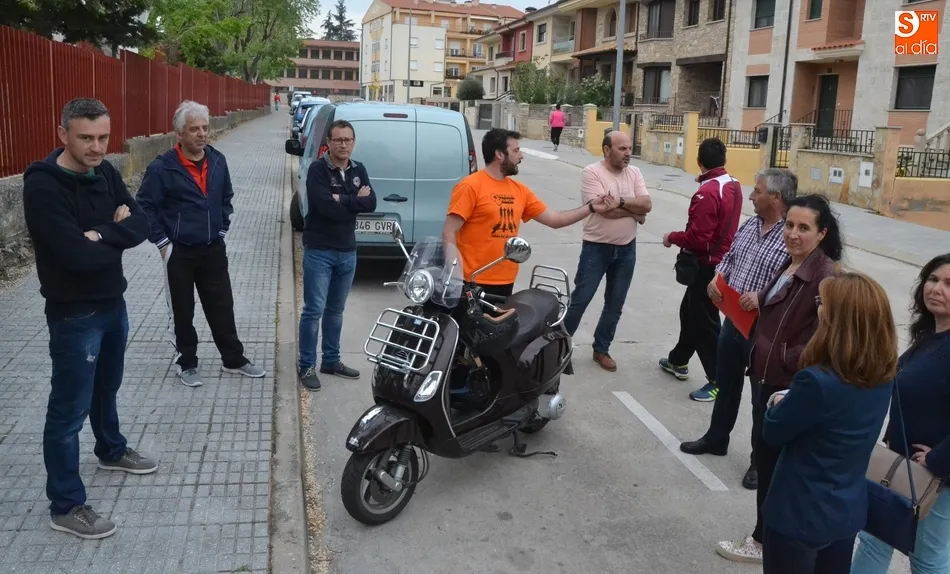 Foto 2 - Los futuros vecinos del mercadillo recogen firmas contra su instalaci&oacute;n en el Paseo de Carmelitas  