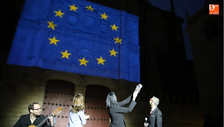 Iluminación de la fachada del Edificio de Escuelas Mayores / Foto: Alberto Martín