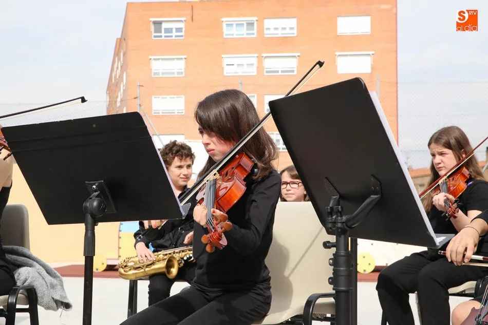 Foto 11 - Orquesta y mercadillo solidario para celebrar las fiestas del colegio Antonio Machado  