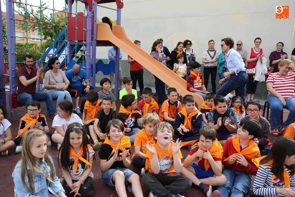 Foto 10 - Orquesta y mercadillo solidario para celebrar las fiestas del colegio Antonio Machado  