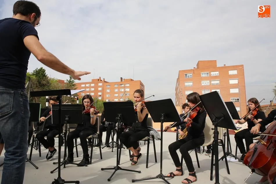 Foto 9 - Orquesta y mercadillo solidario para celebrar las fiestas del colegio Antonio Machado  