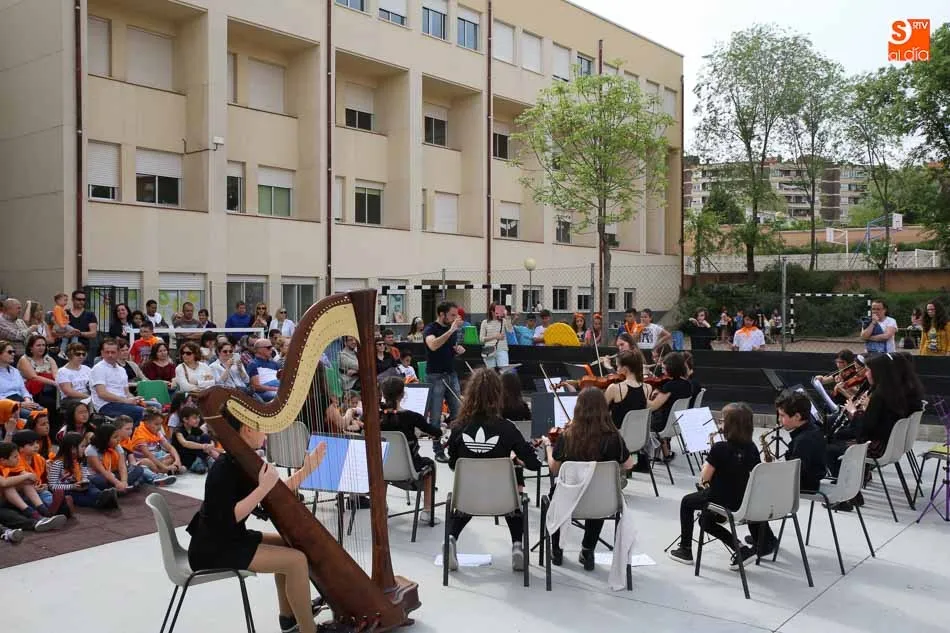 Foto 5 - Orquesta y mercadillo solidario para celebrar las fiestas del colegio Antonio Machado  