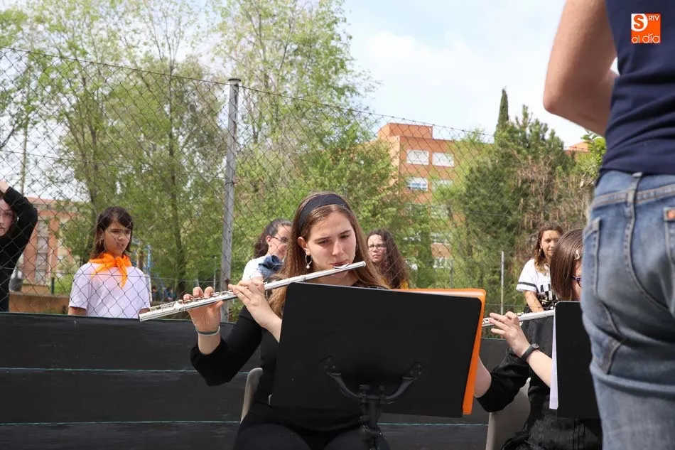 Foto 2 - Orquesta y mercadillo solidario para celebrar las fiestas del colegio Antonio Machado  