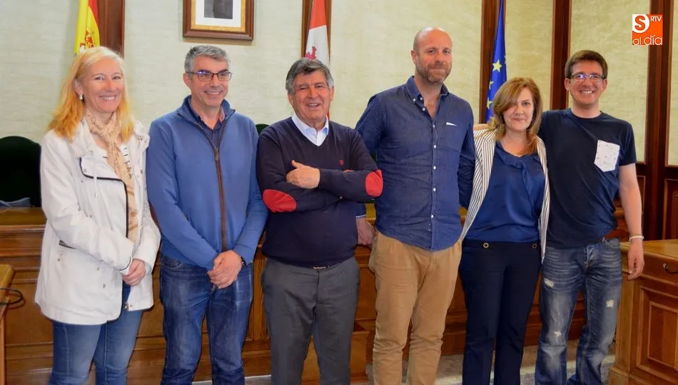 Alejo Riñones acompañado de dos concejalas de su equipo y trabajadores de La Covatilla