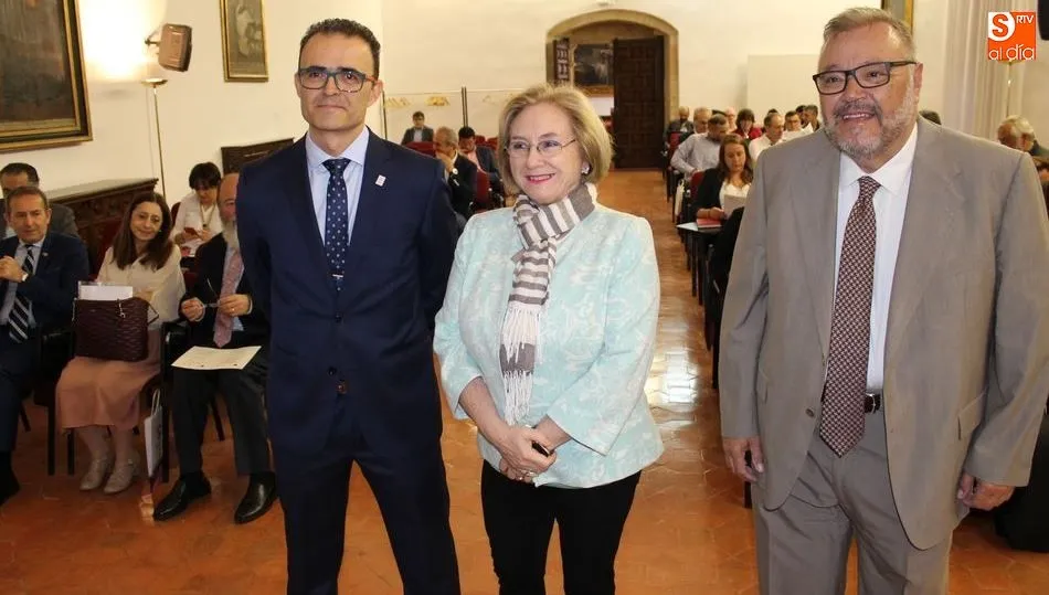 El presidente de la Conferencia Nacional de Decanos de Facultades de Fisioterapia, Fausto Barbero, la vicerrectora de Posgrado, Mª Purificación Galindo, y el director de las Jornadas, José Ignacio Calvo Arenillas