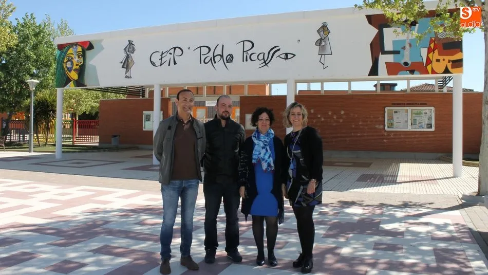 Pedro Samuel Martín, Daniel Martín, Águeda Arranz y María Ángeles Bueno posan junto al mural