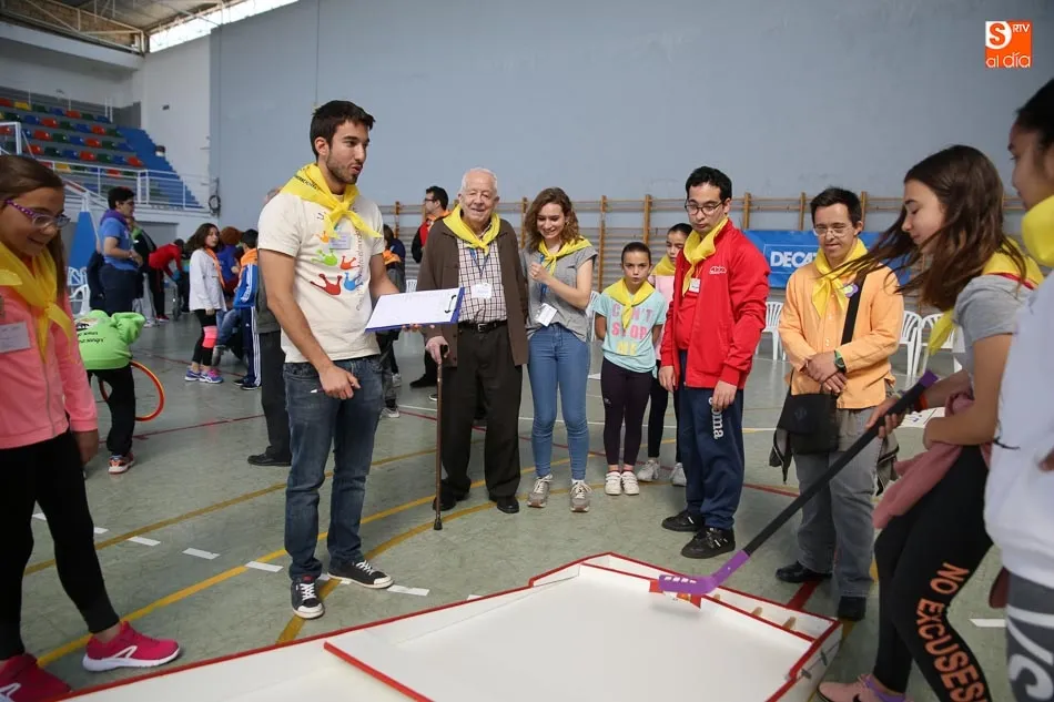 Foto 2 - Las V Olimpiadas Intergeneracionales divulgan los juegos tradicionales adaptados