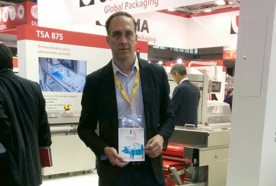Darío Sánchez representando a la Feria de la Industria Cárnica de Guijuelo en la Hispack