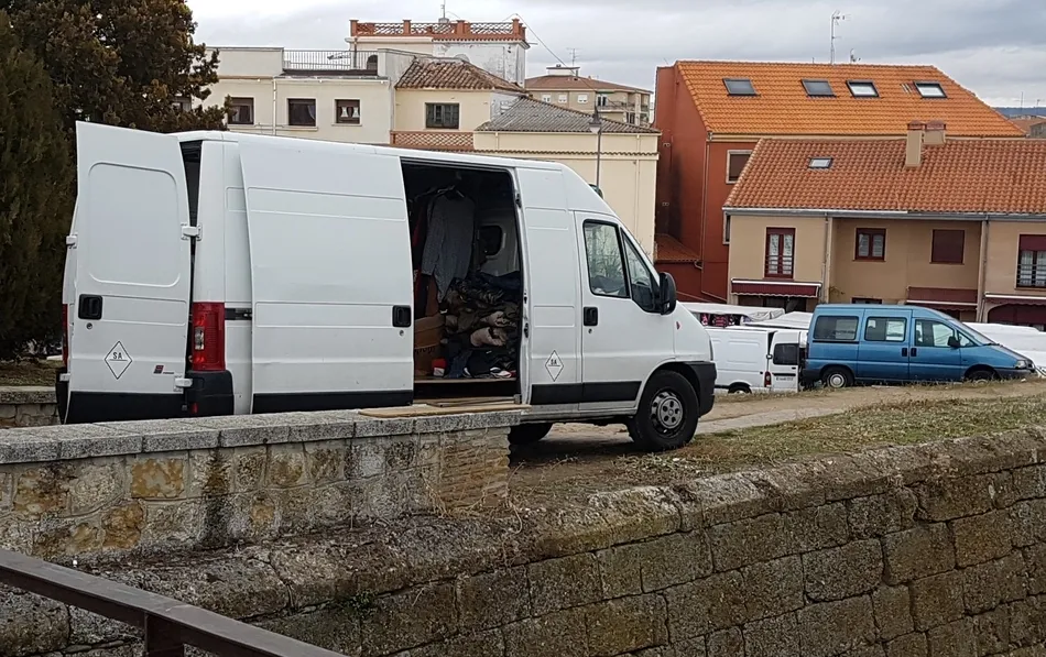 Foto 2 - Los actuales vecinos del mercadillo denuncian el &ldquo;todo vale&rdquo; de los vendedores a la hora de...