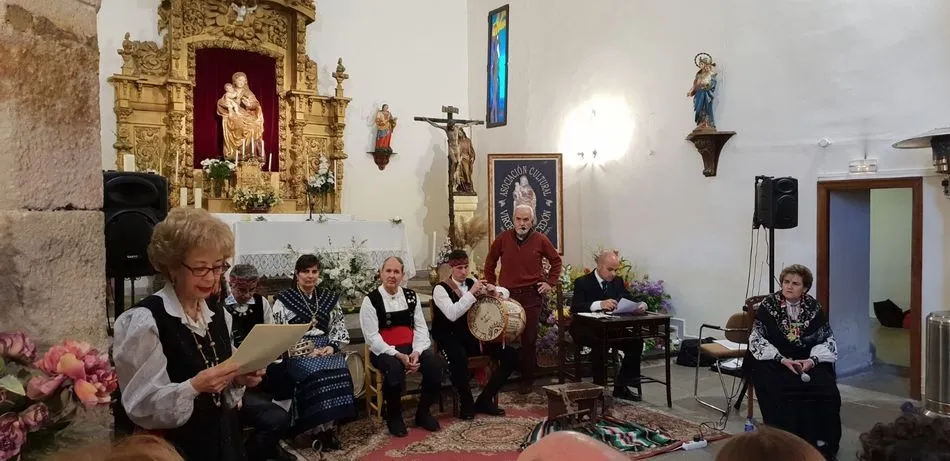 Foto 5 - Los vecinos de Monterrubio de la Sierra se vuelcan con su patrona en una emotiva ofrenda floral  