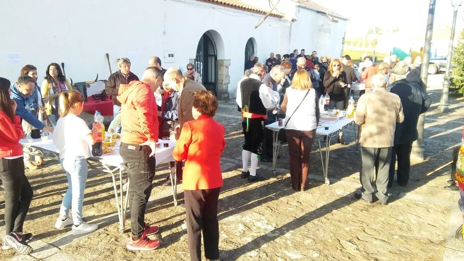 Foto 4 - Los vecinos de Monterrubio de la Sierra se vuelcan con su patrona en una emotiva ofrenda floral  