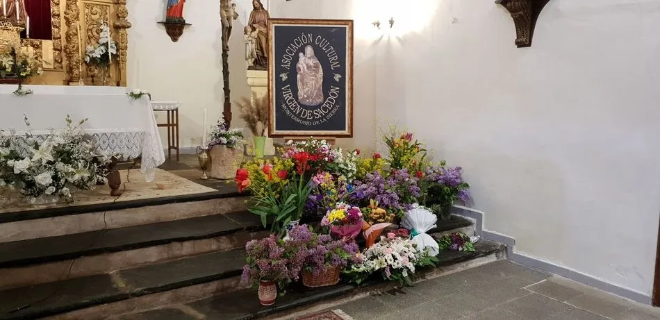 Foto 2 - Los vecinos de Monterrubio de la Sierra se vuelcan con su patrona en una emotiva ofrenda floral  