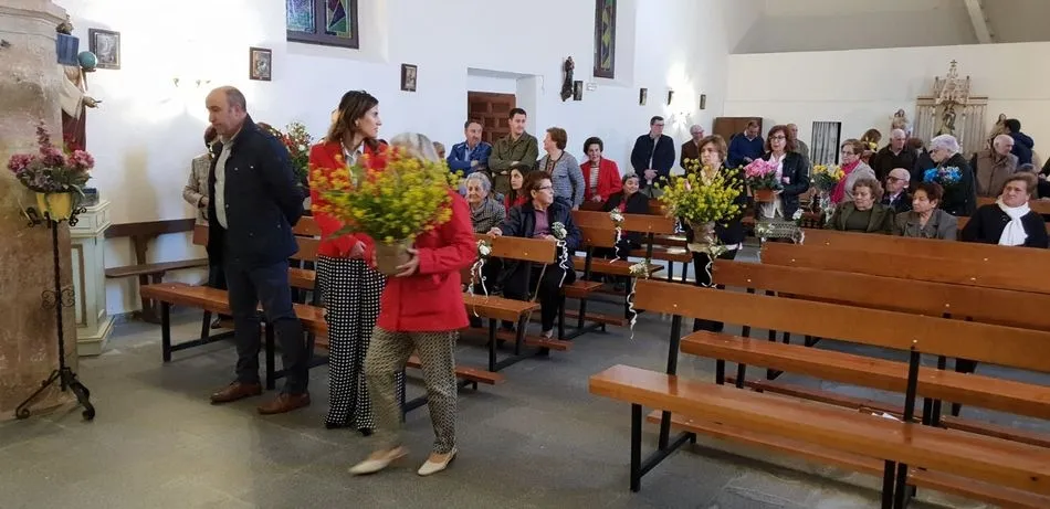 Los vecinos de Monterrubio de la Sierra se vuelcan con su patrona en una emotiva ofrenda floral  