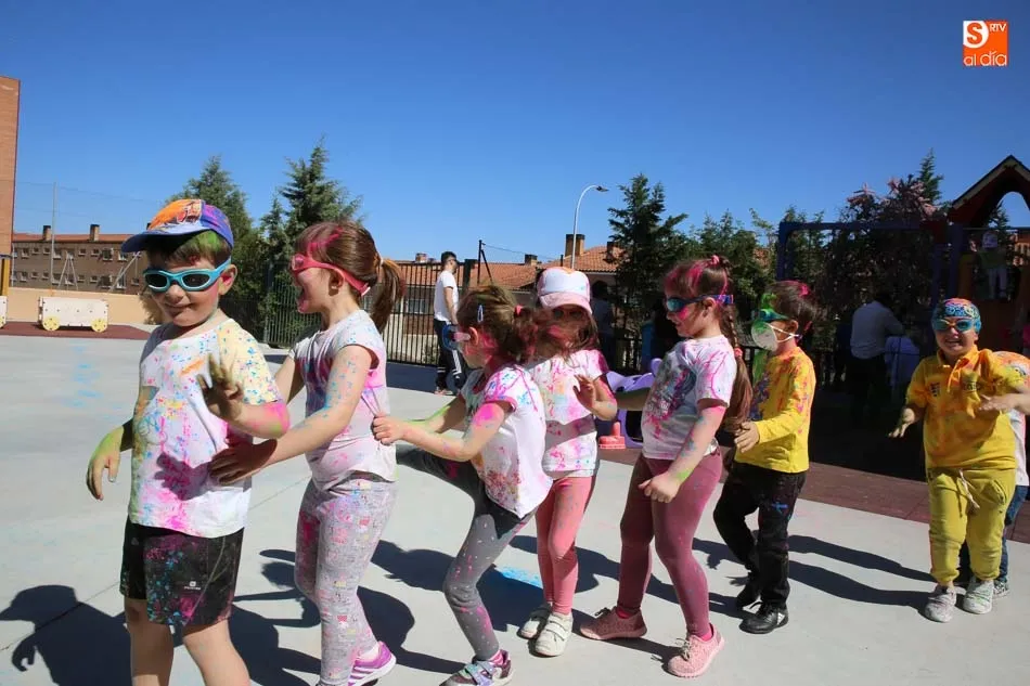 Foto 5 - El colegio Antonio Machado vive a tope sus fiestas con una Color Party