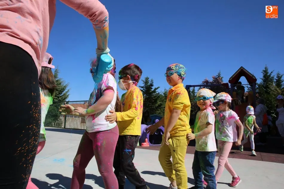 Foto 4 - El colegio Antonio Machado vive a tope sus fiestas con una Color Party