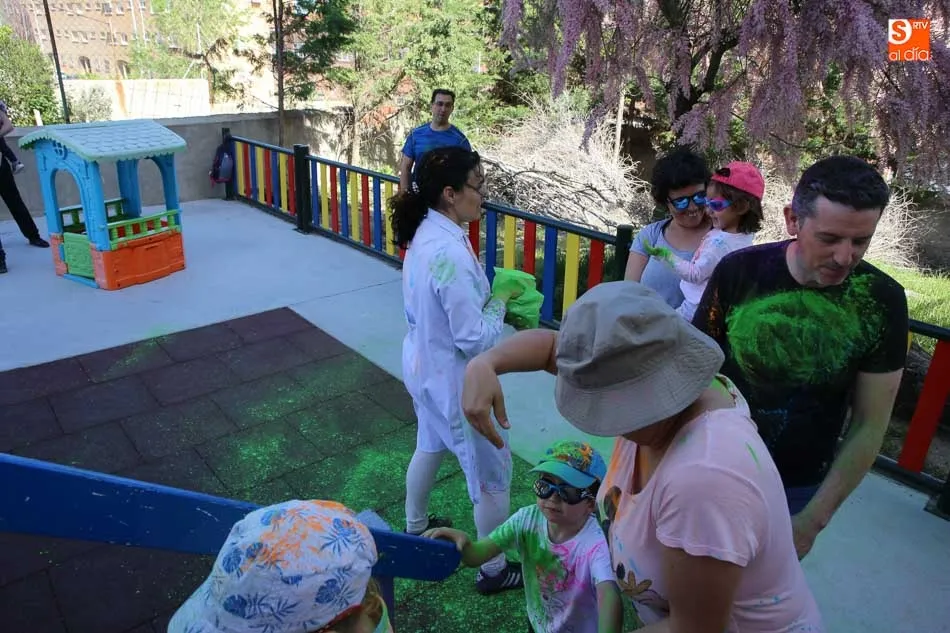 Foto 3 - El colegio Antonio Machado vive a tope sus fiestas con una Color Party