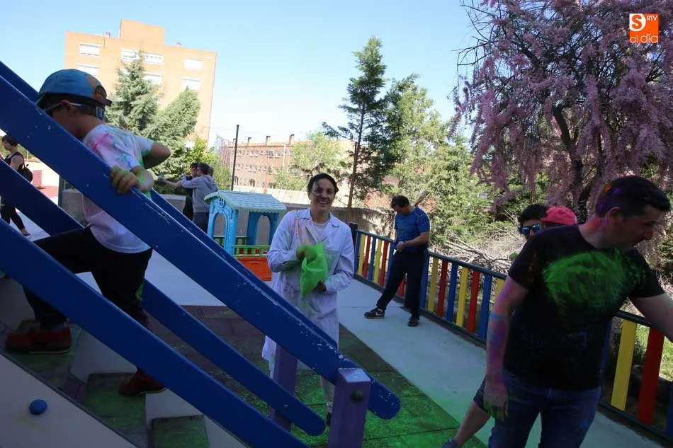 Foto 2 - El colegio Antonio Machado vive a tope sus fiestas con una Color Party