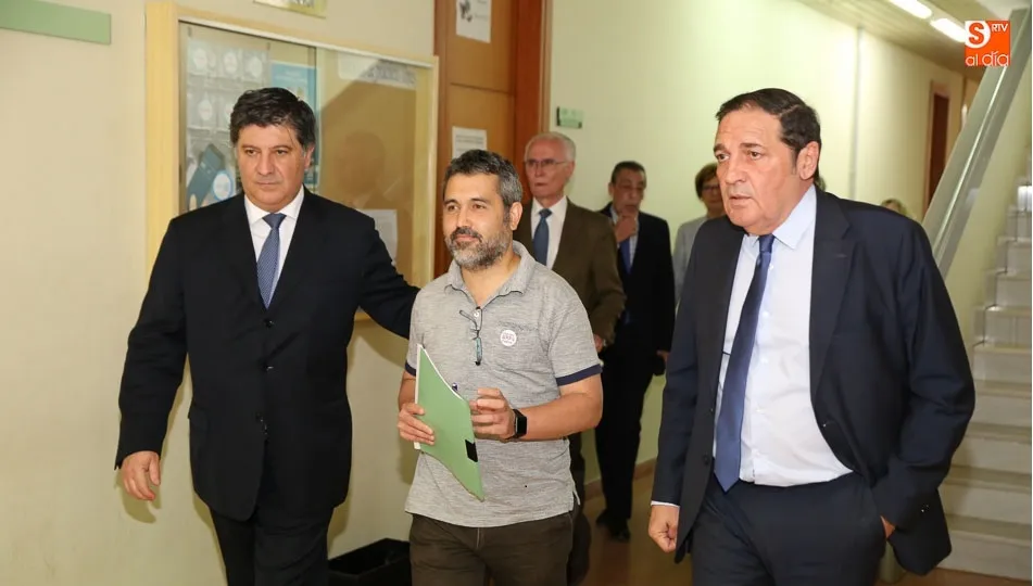 El decano de Medicina, Francisco Javier García, junto a Pablo Oyágüez y el consejero Sáez Aguado. Fotos: Alberto Martín