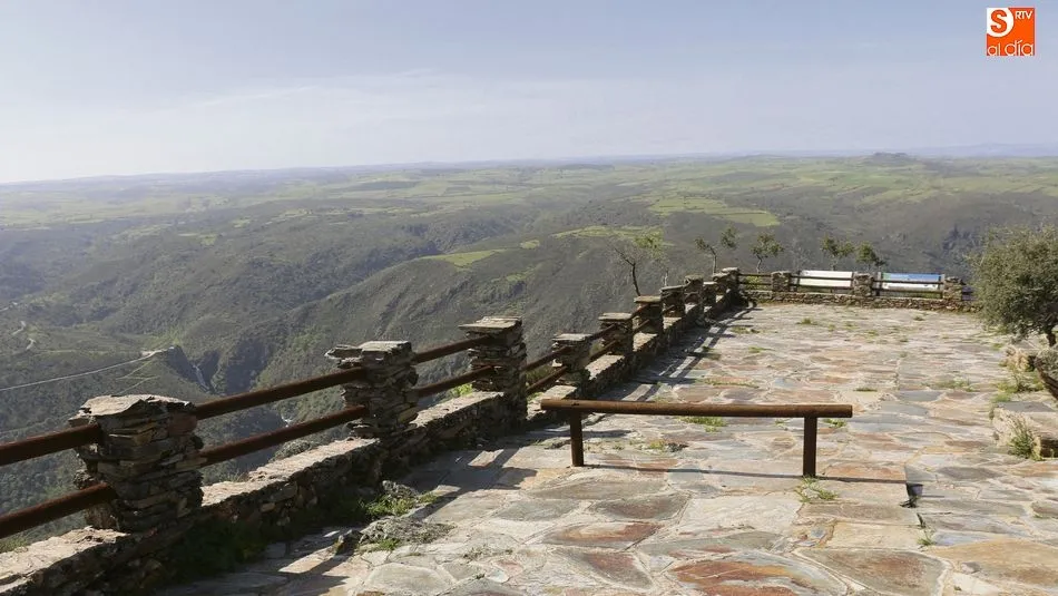 El Mirador de Las Janas sobre el río Huebra es uno de los lugares ineludibles en la visita al Parque Natural Arribes del Duero