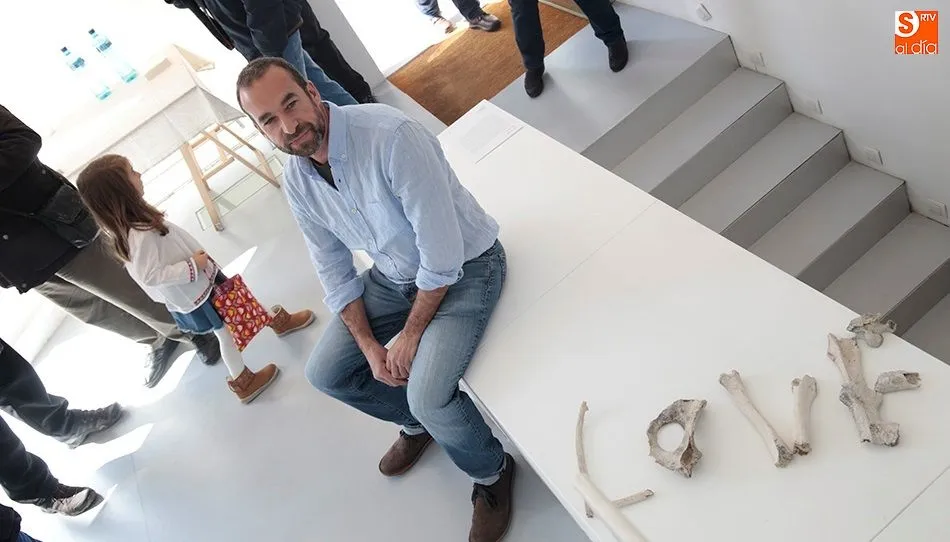 	El artista Félix Curto, junto a una de las piezas expuestas en la Galería Adora Calvo