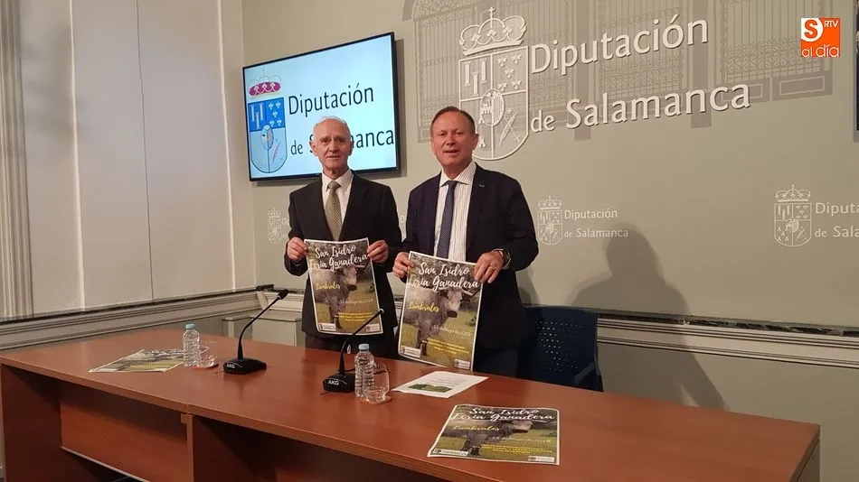 El diputado de Agricultura, Román Hernández, y el alcalde de Lumbrales, Pedro Sánchez, presentando la feria de San Isidro