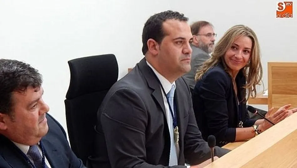 David Mingo, alcalde de Santa Marta de Tormes, en el centro