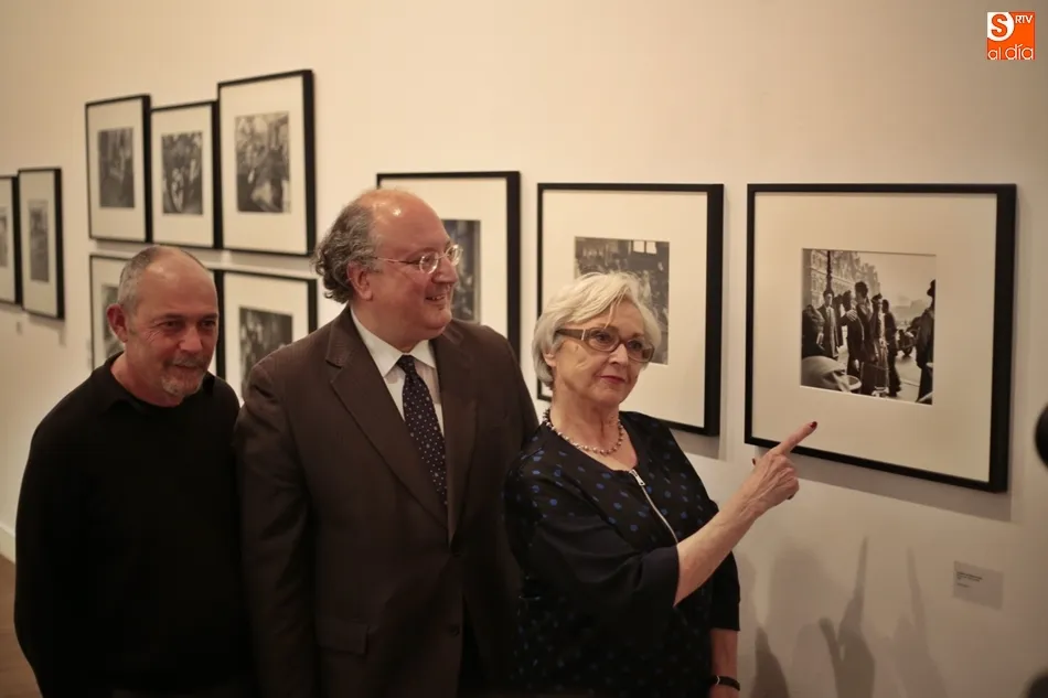 Alberto Martín Expósito, Enrique Cabero y Annette Doisneau, junto a la emblemática fotografía El beso del Hôtel de Ville. Foto: Alex López