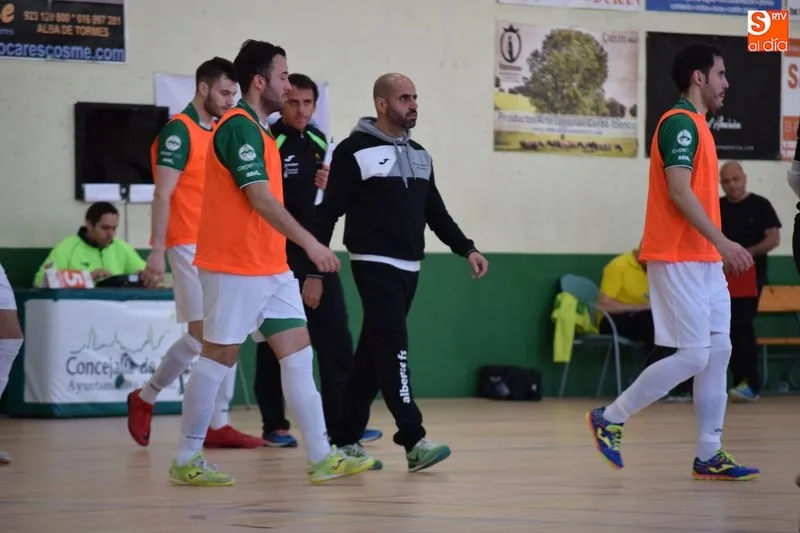 Los jugadores se encaminan a los vestuarios en el descanso de un partido