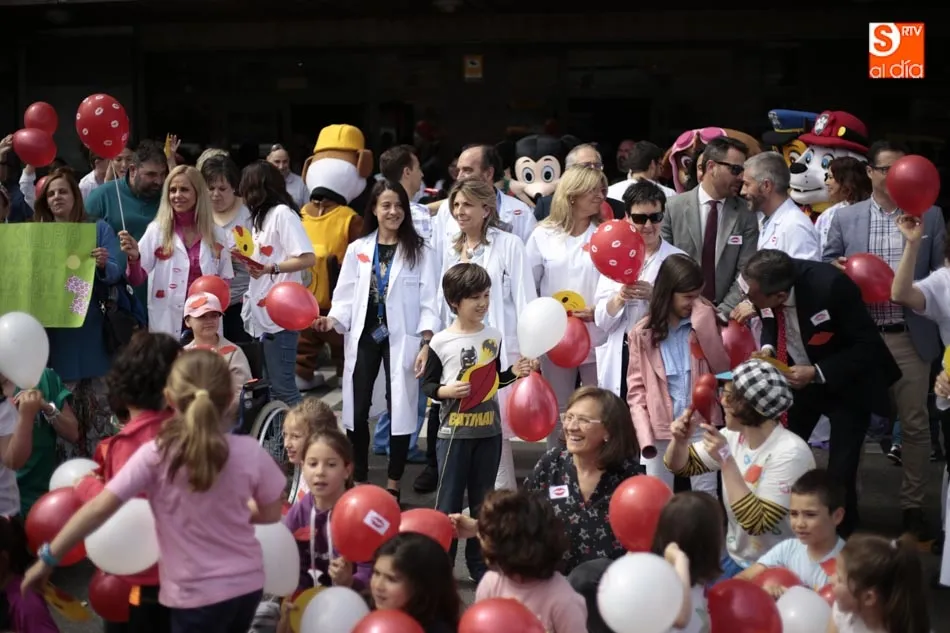 Salamanca lanza miles de besos en el Día del Niño Hospitalizado