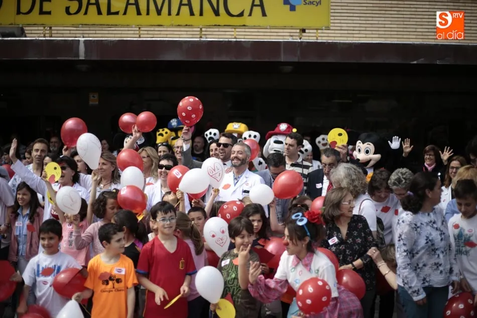 Foto 11 - Salamanca lanza miles de besos en el D&iacute;a del Ni&ntilde;o Hospitalizado