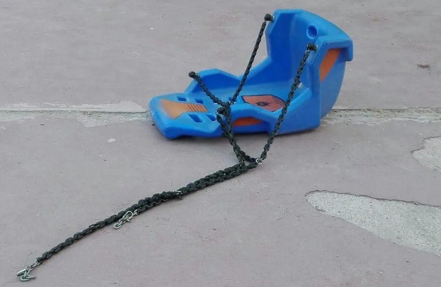 Aparece arrancado uno de los columpios para niños con discapacidad de La Glorieta  