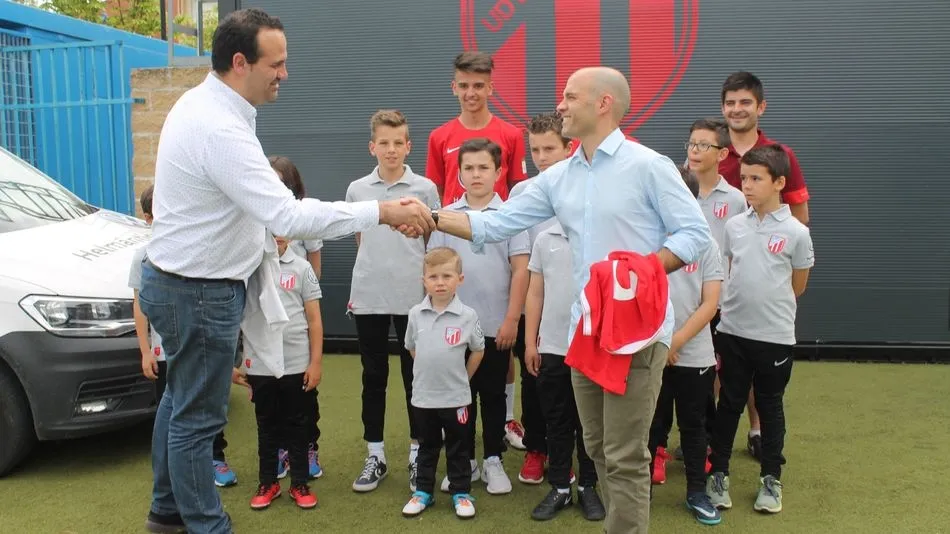 David Mingo y el coordinador responsable del club escenifican el acuerdo con un apretón de manos. Foto: UD Santa Marta