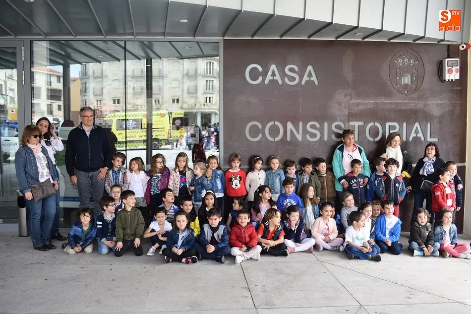 Foto 11 - Los alumnos de Infantil del colegio Filiberto Villalobos conocen los servicios municipales