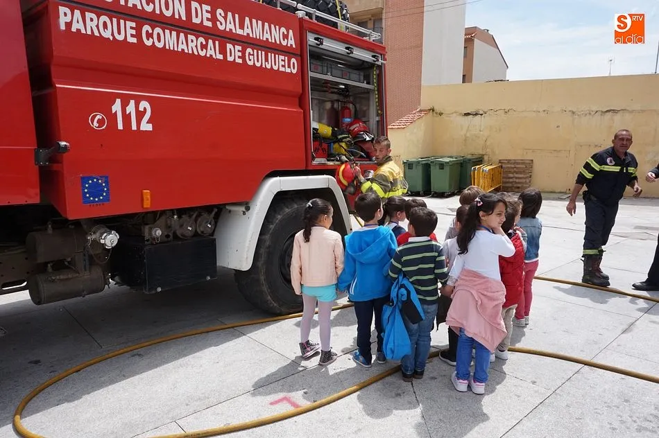 Foto 4 - Los alumnos de Infantil del colegio Filiberto Villalobos conocen los servicios municipales
