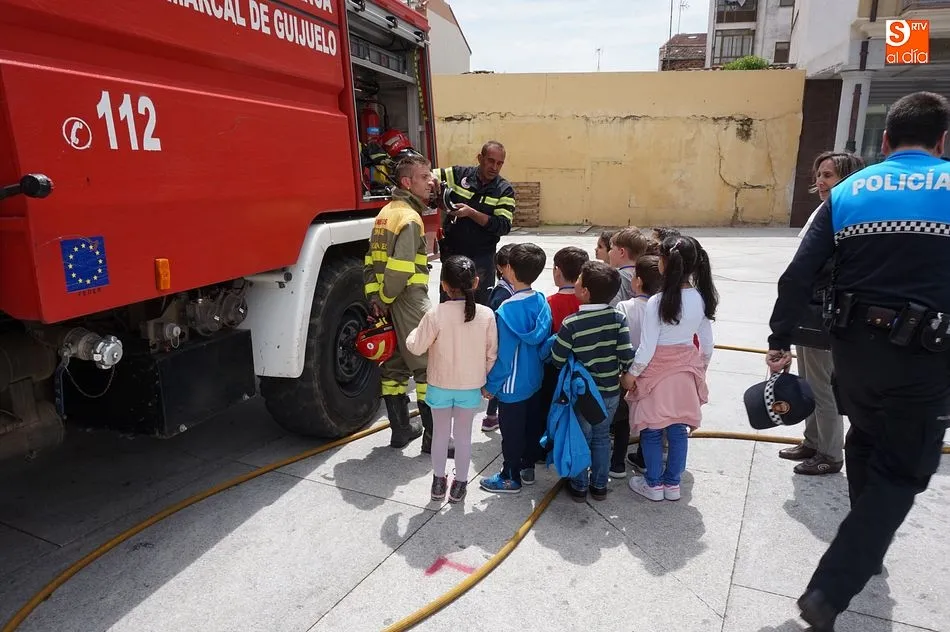 Foto 2 - Los alumnos de Infantil del colegio Filiberto Villalobos conocen los servicios municipales