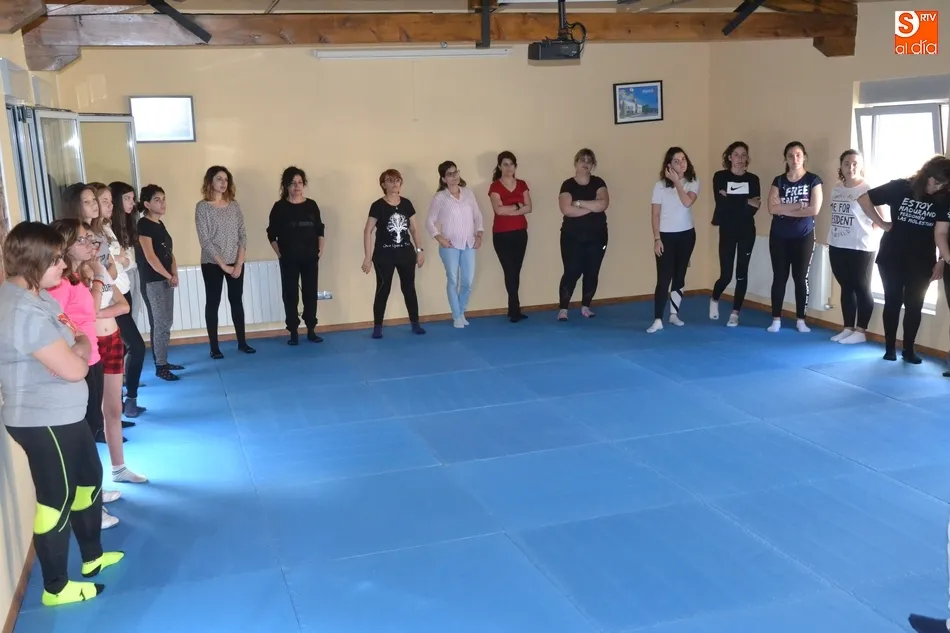Foto 4 - Otra treintena de mujeres aprende autodefensa personal gracias a Ampli  