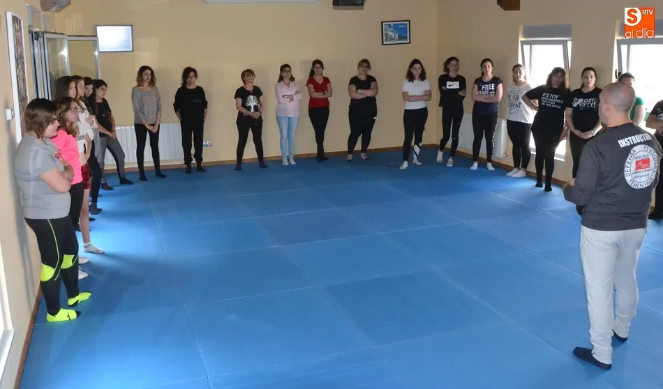 Otra treintena de mujeres aprende autodefensa personal gracias a Ampli  