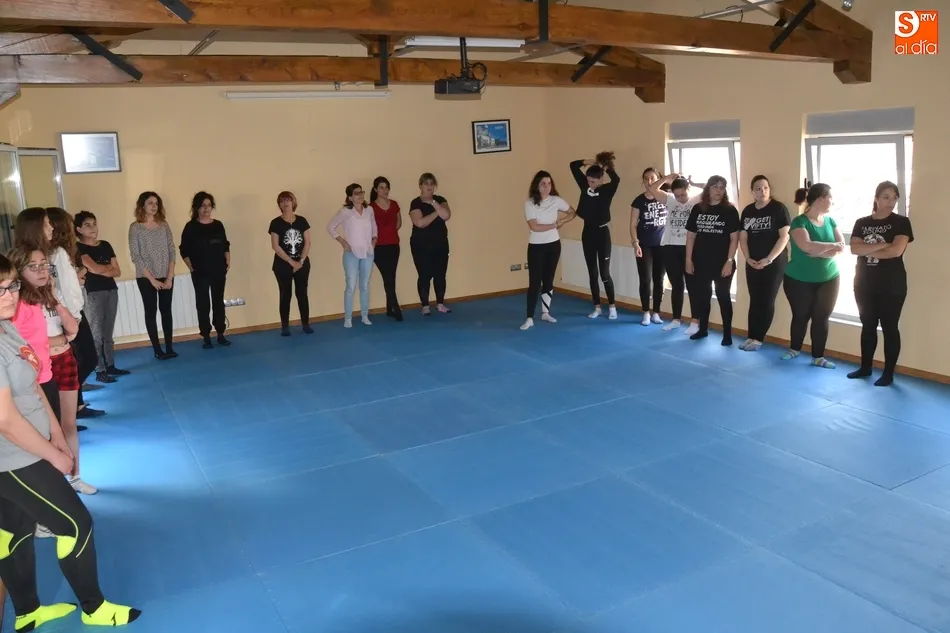 Foto 6 - Otra treintena de mujeres aprende autodefensa personal gracias a Ampli  