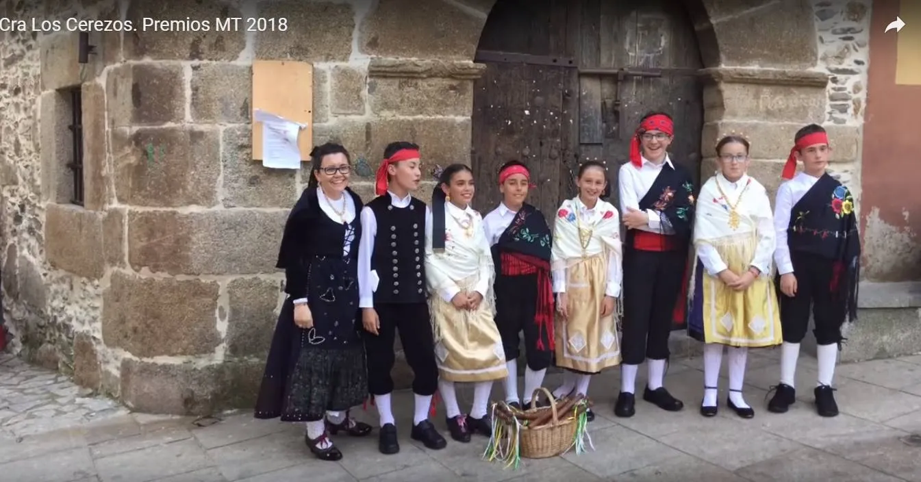 Alumnos del CRA Los Cerezos con los trajes típicos para bailar La Danza de la Guindita