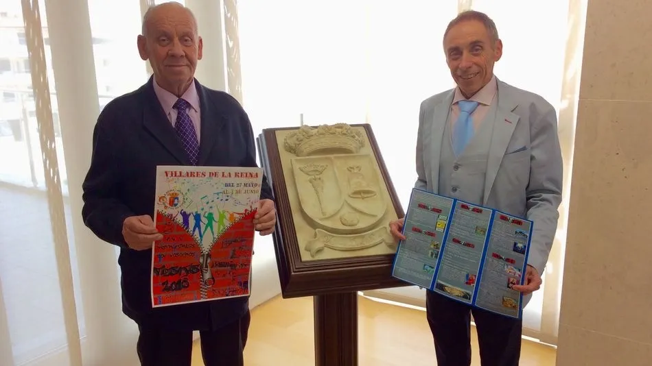 El alcalde, José Martín, junto al concejal de Festejos.