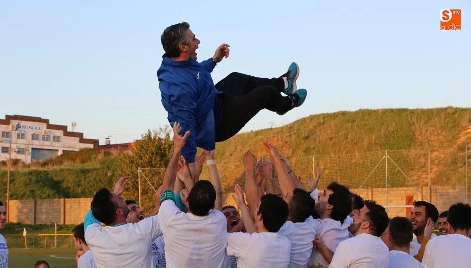 Juanfran es manteado por sus jugadores tras lograr el ascenso con el Ribert. Foto: Alberto Martín