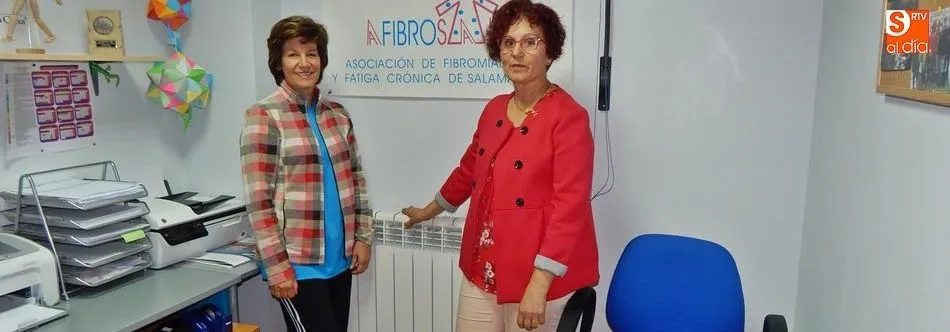 Juncal Marcos (dcha.) y Pilar Rodríguez, presidenta y vicepresidenta de Afibrosal, en la sede de la asociación